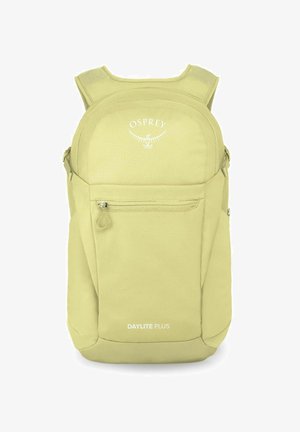 Mochila Osprey Daylite Plus en amarillo claro, con una tela texturizada, bolsillo frontal con cremallera, logo en la parte superior y correas ajustables.