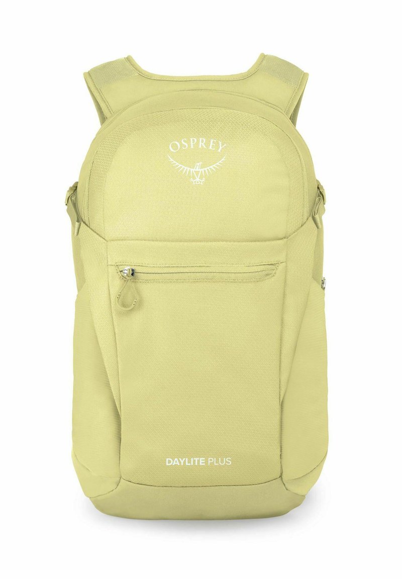 Mochila Osprey Daylite Plus en amarillo claro, con una tela texturizada, bolsillo frontal con cremallera, logo en la parte superior y correas ajustables.