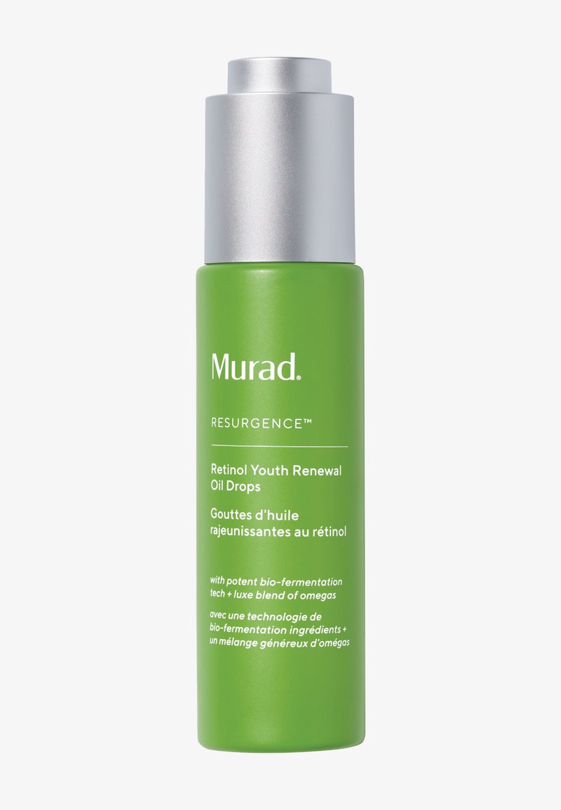Grön glasflaska med ett silverpumpslock, märkt "Murad Retinol Youth Renewal Oil Drops." Innehåller text i vitt som framhäver nyckelingredienser.