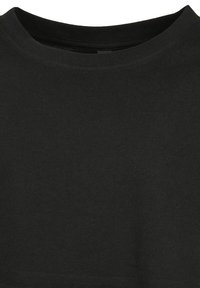 Fekete környakú póló puha pamut anyagból, laposan elhelyezve, a nyakrésznél látható varrással.