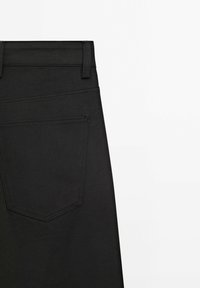 Zwarte denim shorts met een platte tailleband, achterzak met stiksels en een stijlvolle, textuurrijke stof.