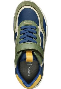 Baskets vertes et marine avec une surface texturée, une sangle Velcro et des accents jaunes. Les caractéristiques comprennent un intérieur rembourré et un logo sur la semelle.