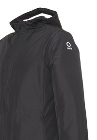 Giacca leggera nera con zip frontale, cappuccio e polsini elasticizzati. Presenta un logo sulla manica destra e una tasca laterale con zip.