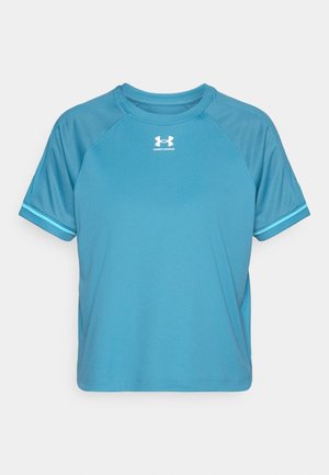 Lys blå atletisk skjorte laget av pustende stoff, med rund hals, korte raglanermer og kontrastfargede detaljer på ermene.