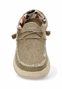 Zapato de tela trenzada marrón con superficie texturizada, puntera redonda y suela de goma beige. Presenta un cierre de cordones y un forro interior con patrón.