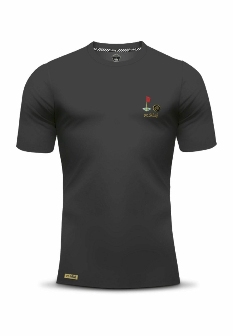 Zwarte T-shirt met korte mouwen van katoen, met een rode vlag en gouden accenten, en "FC Khlif" geborduurd op de borst.