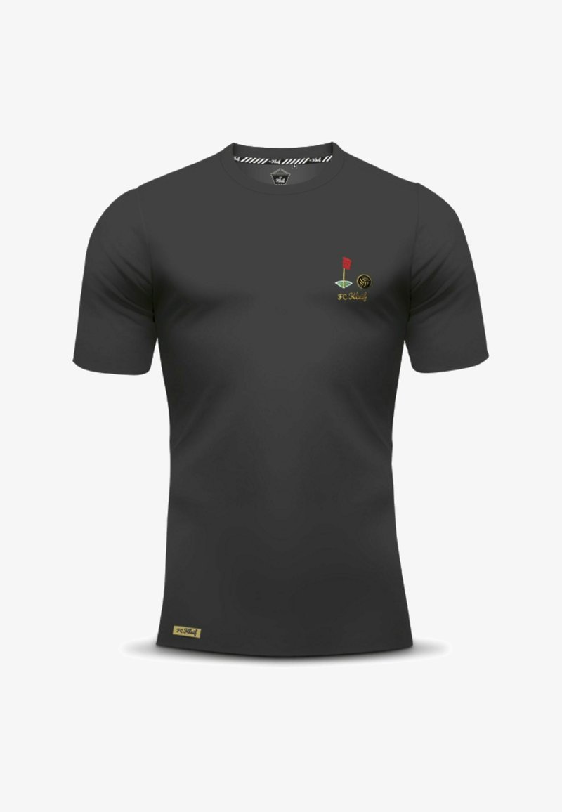 Zwarte T-shirt met korte mouwen van katoen, met een rode vlag en gouden accenten, en "FC Khlif" geborduurd op de borst.
