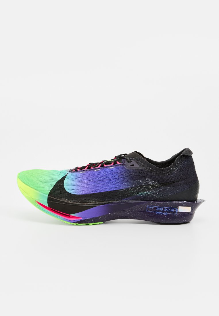 Zapatilla de competición de perfil bajo en degradado verde, azul y negro con detalles en rosa neón y una suela gruesa y curva de color púrpura.