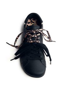 Zapatilla de cuero negra con puntera redonda, cordones negros y forro de estampado de leopardo. Presenta un diseño elegante y una superficie texturizada.