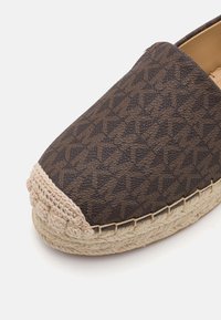 Espadril harmaa kuvioitu, jossa on kudottu jute-ulkopohja, teksturoitu päällinen ja virkatut yksityiskohdat varpaassa.