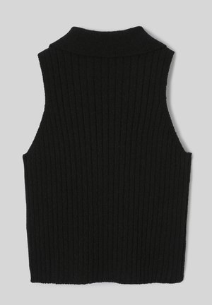 Gilet en maille côtes noir sans manches avec col montant, présenté à plat sur un fond gris clair.