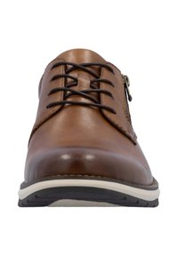 Chaussure à lacets en cuir marron avec fermeture éclair sur le côté, semelle contrastante et bout arrondi, vue de face sur fond blanc.