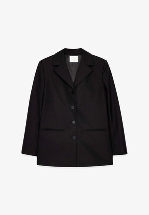 Juodas pritaikytas švarkas, turintis iškirptą apykaklę, priekinį sagų užsegimą, dvi kišenes su lygiu dizainu ir ilgomis rankovėmis. Lygus audinio paviršius.