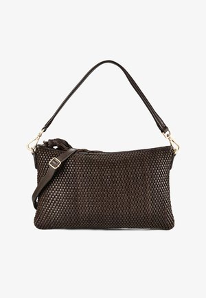 Sac à main rectangulaire en cuir tressé marron foncé avec bandoulière réglable et fermeture éclair.