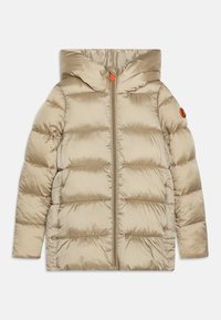 Giacca a vento beige con cappuccio, caratterizzata da sezioni trapuntate, chiusura con zip e un accento arancione sulla spalla sinistra. Tessuto liscio e lucido.