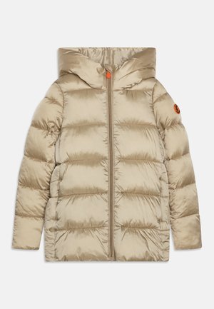 Giacca a vento beige con cappuccio, caratterizzata da sezioni trapuntate, chiusura con zip e un accento arancione sulla spalla sinistra. Tessuto liscio e lucido.