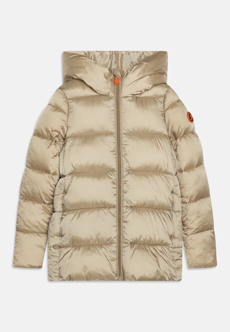 Giacca a vento beige con cappuccio, caratterizzata da sezioni trapuntate, chiusura con zip e un accento arancione sulla spalla sinistra. Tessuto liscio e lucido.
