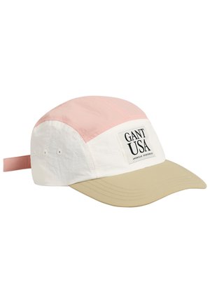 Casquette de baseball avec dessus rose, côtés blancs, visière beige et un patch frontal portant l'inscription GANT USA American Sportswear.