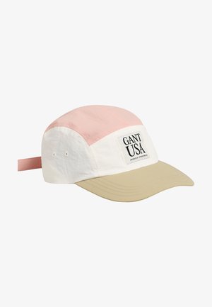 Casquette de baseball avec dessus rose, côtés blancs, visière beige et un patch frontal portant l'inscription GANT USA American Sportswear.