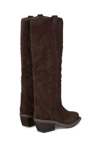 Botas de vaquero de ante marrón con un patrón cosido, punta cuadrada y tacón duradero. Diseño alto con asas para facilitar su uso.