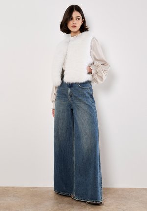 CROPPED - Smanicato - white