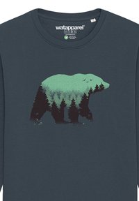 Marineblauwe langdraagshirt met een beren-silhouet en een ontwerp van een groene bos en lucht, met artistieke texturen en gelaagde kleuren.