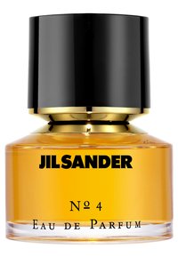 Klart glass parfymeflaske med rund bunn og svart sylinderformet hette. Etikett med fet svart tekst som sier "Jil Sander No 4 Eau de Parfum." Amber væske inni.