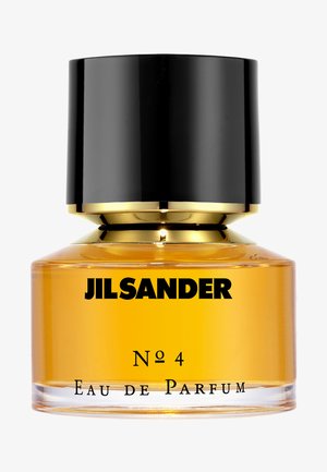 Bottiglia di profumo in vetro trasparente con una base rotonda e un tappo cilindrico nero. Etichetta con testo nero in grassetto che recita "Jil Sander No 4 Eau de Parfum". Liquido ambrato all'interno.
