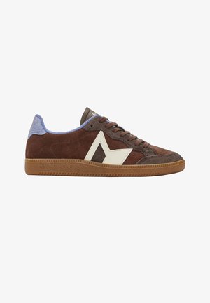 Baskets en daim marron avec doublure en tissu bleu, semelle gomme, lacets marron foncé et logo angulaire blanc sur le côté.