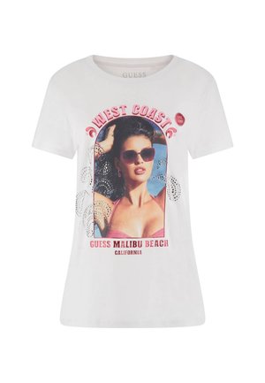 Hvid t-shirt med print af en kvinde i lyserøde solbriller og badedragt, tekst "West Coast," "Guess Malibu Beach California," og rhinsten detaljer.