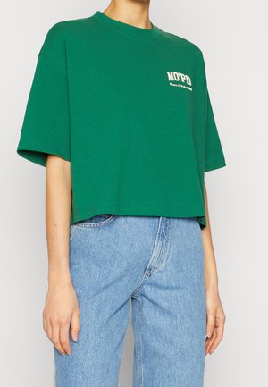 Zielony krótki t-shirt wykonany z bawełny, z krótkimi rękawami i okrągłym dekoltem. Zawiera mały biały logo na piersi.