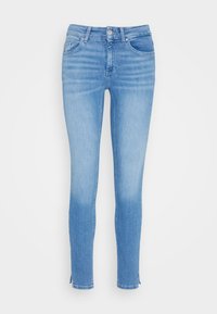 Ljust blå smala jeans i denim, med midjehöjd, fem fickor och en rå kant vid ankeln för en modern finish.