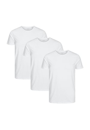 Drie witte katoenen t-shirts met korte mouwen en ronde halzen, met een gladde textuur en gelijkmatige stiksels, samen tentoongesteld.