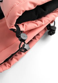 Roze gewatteerd materiaal met een zwarte binnenkant, voorzien van een trekkoordsluiting en zwarte stervormige accenten om het aan te trekken. Gevoel van een textielstructuur is zichtbaar.