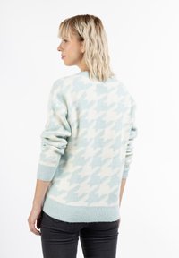 Hellblaues Hahnentrittmuster-Pullover aus weichem Material mit gerippten Bündchen und Saum, der eine lockere Passform und einen Rundhalsausschnitt bietet.