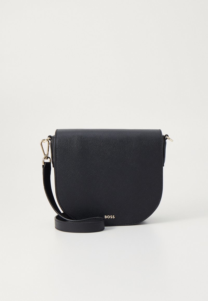 Borsa a tracolla in pelle nera con pattina arrotondata, dettagli in metallo dorato, tracolla regolabile e superficie testurizzata. Logo del brand visibile.
