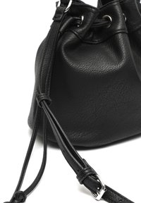 Schwarze Leder-Bucket-Tasche mit strukturiertem Finish, Zugbandverschluss und verstellbarem Riemen aus Silber.