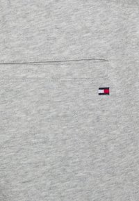Tommy Hilfiger MULTI PLACEMENT TRACKSUIT SET - Fato de treino - light grey heather