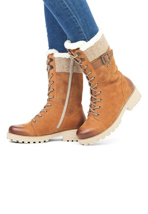 Hellbraune Schnürstiefel mit einem flauschigen cremefarbenen Kragen, strukturiertem grauem Stoff und einem Seitenreißverschluss; akzentuiert mit metallischen Hardware-Elementen und dicken Sohlen.