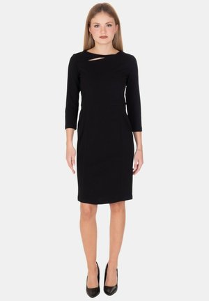 Vestito nero con maniche a tre quarti, con scollo quadrato e piccolo ritaglio. Tessuto liscio, lunghezza al ginocchio, design aderente.