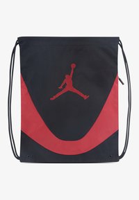 Τσάντα με κορδόνι σε μαύρο χρώμα με κόκκινες λεπτομέρειες, με απαλό ύφασμα, μεγάλο κόκκινο λογότυπο Jumpman και εν ισχυμένες οπές για μεγαλύτερη ανθεκτικότητα.