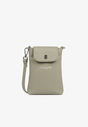 Borsa a tracolla in pelle grigia con chiusura a patta, ferramenta argentata, logo stampato e tracolla regolabile. Superficie testurizzata con design minimalista.
