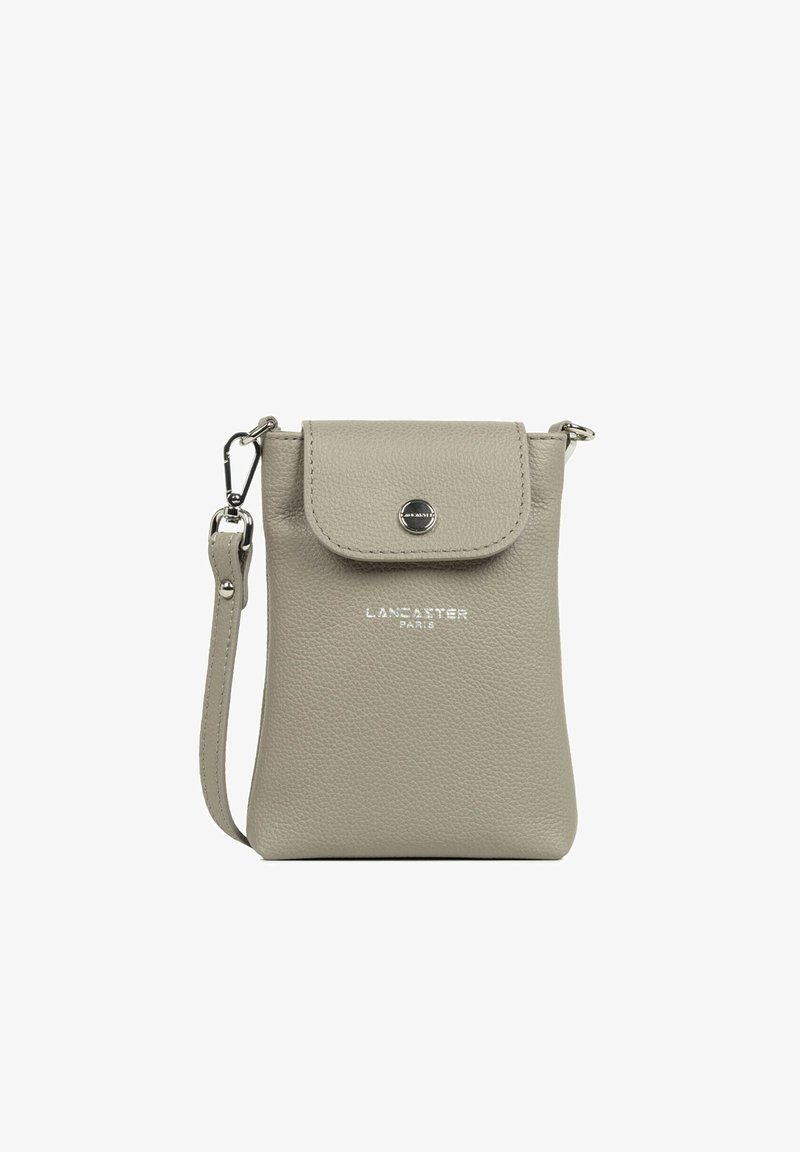 Grijze leren crossbodytas met klepsluiting, zilverkleurig beslag, gedrukt logo en verstelbare riem. Getextureerd oppervlak met minimalistisch ontwerp.