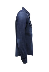 Donkerblauwe denim overhemd met een standaard kraag, knoopsluiting, lange mouwen en een enkele borstzak. Zachte textuur en klassieke pasvorm.