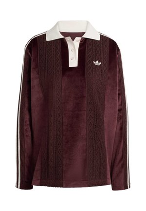 Polo majica dugih rukava od bordo velura s bijelim ovratnikom, pločom s gumbima, teksturiranim vertikalnim prugama, Adidas logom i bijelim bočnim prugama.