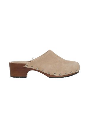 Zoccolo beige in camoscio con suola in legno, tacco basso a blocco, punta chiusa e borchie argento lungo il bordo della suola.