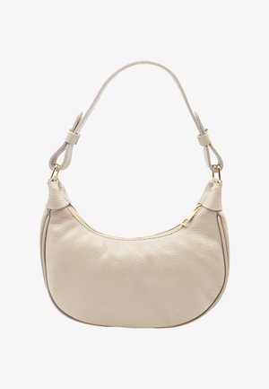 Sac à bandoulière en cuir beige en forme de croissant avec une sangle unique et une fermeture éclair dorée.