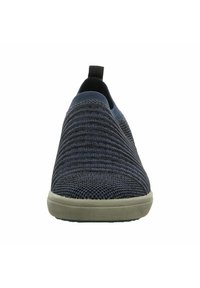 Blauer Slipper aus strukturiertem Strickmaterial, mit einem flachen Design, elastischer Öffnung und einer hellgrauen Gummisohle.