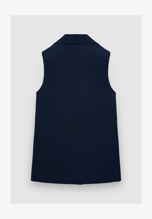 Veste sans manches bleu marine avec col pointu, lignes épurées et texture lisse. Pas de coutures ni d'ornements visibles.