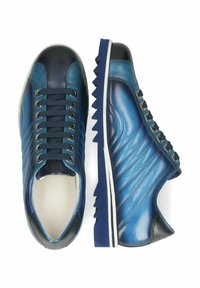 Blaue Ledersneaker mit glänzender Oberfläche, strukturierten Akzenten, Schnürdesign, weißer Zwischensohle und schwarzer Sohle mit Zickzackmuster.